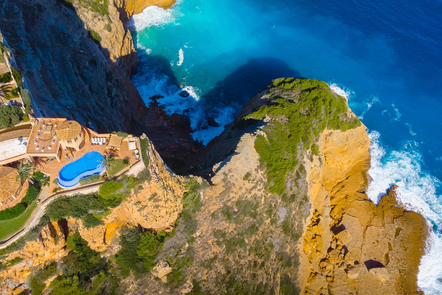 Costa Blanca home on a dramatic Mediterranean cliff